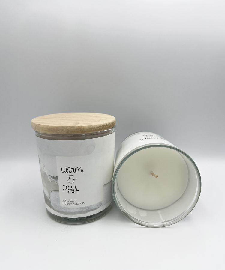 “WARM & COZY” Sojas vaska svece stikla glāzē 74 x 83 mm, 0,150 kg ar ziemīgu aromātu